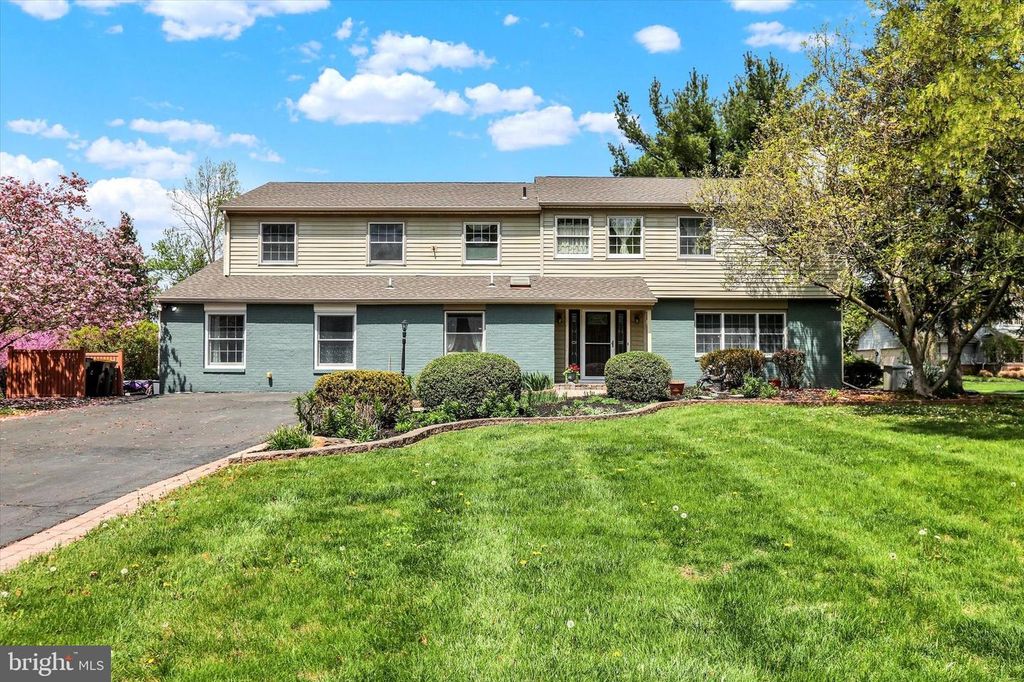 83 WINDING LN, Newtown, PA 18940