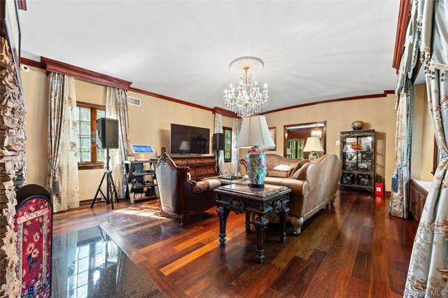 2 Rutland Road, Great Neck, NY 11020