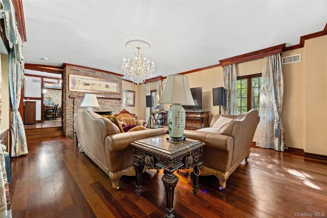 2 Rutland Road, Great Neck, NY 11020