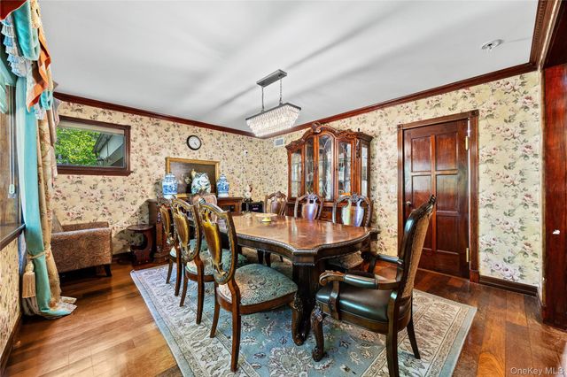 2 Rutland Road, Great Neck, NY 11020