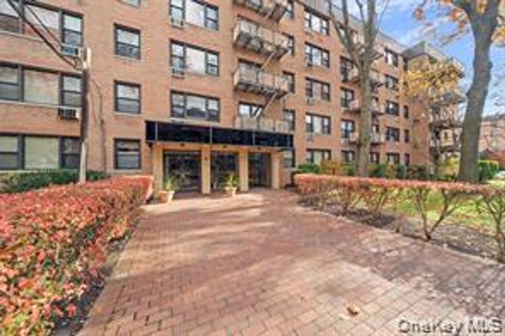 6 Birchwood Court 4B, Mineola, NY 11501 — exterior