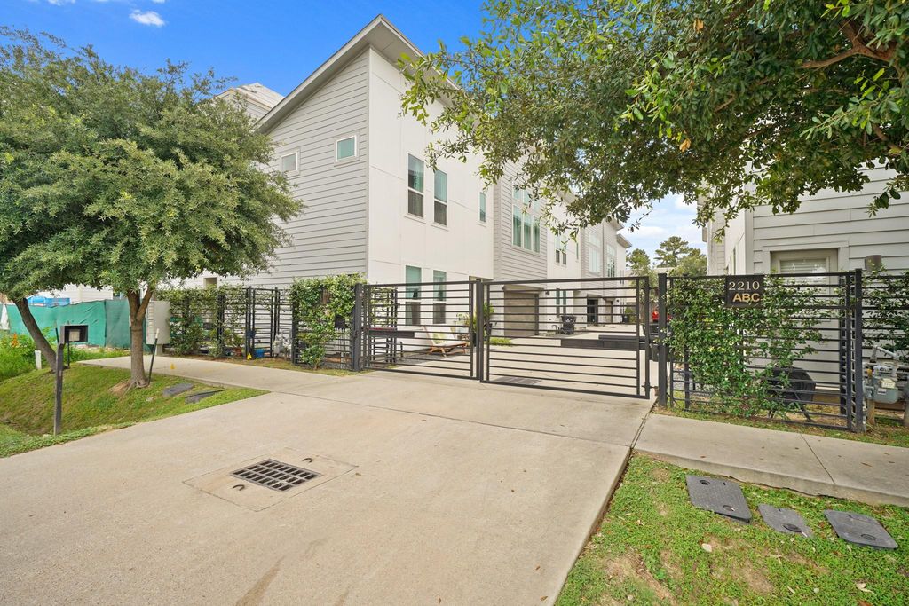 2210 Lou Ellen Lane F, Houston, TX 77018