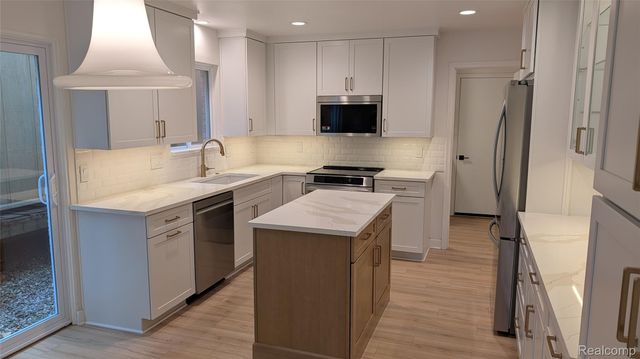 2014 Waldons Court S, West Bloomfield Charter Township, MI 48322