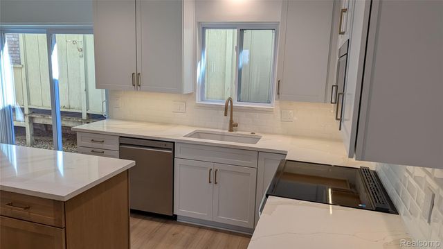 2014 Waldons Court S, West Bloomfield Charter Township, MI 48322
