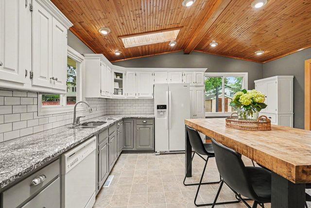 1935 Timber Wolf Trail S, Eagan, MN 55122