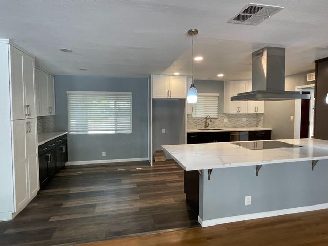 6181 S Land Park Dr, Sacramento, CA 95831