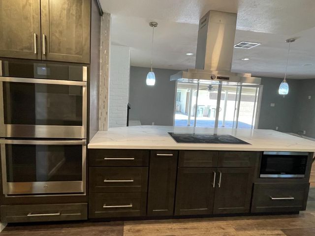 6181 S Land Park Dr, Sacramento, CA 95831