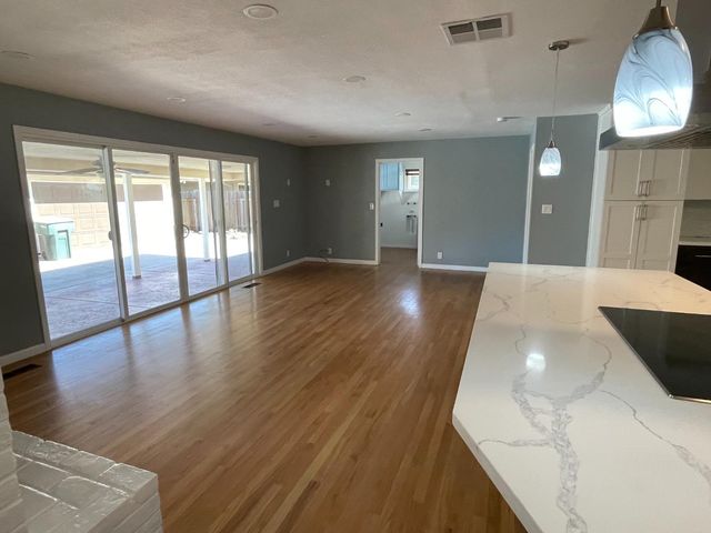 6181 S Land Park Dr, Sacramento, CA 95831