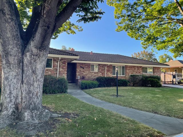6181 S Land Park Dr, Sacramento, CA 95831
