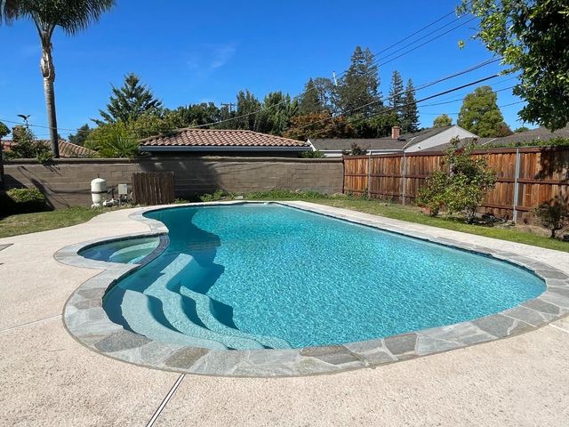 6181 S Land Park Dr, Sacramento, CA 95831