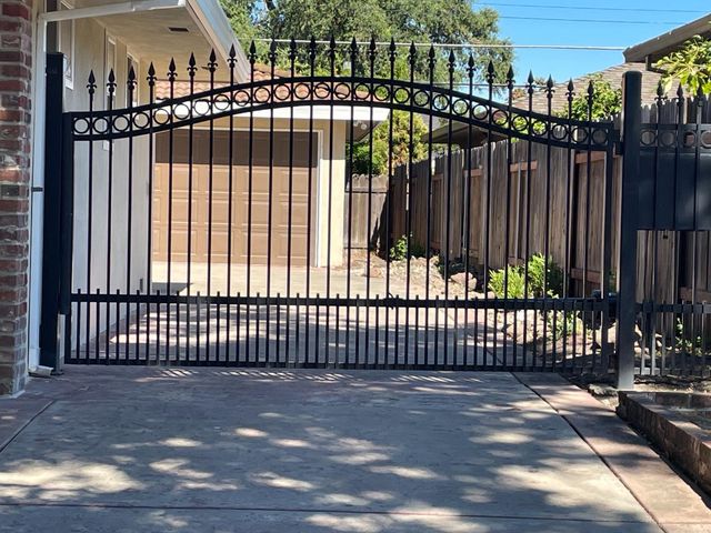 6181 S Land Park Dr, Sacramento, CA 95831