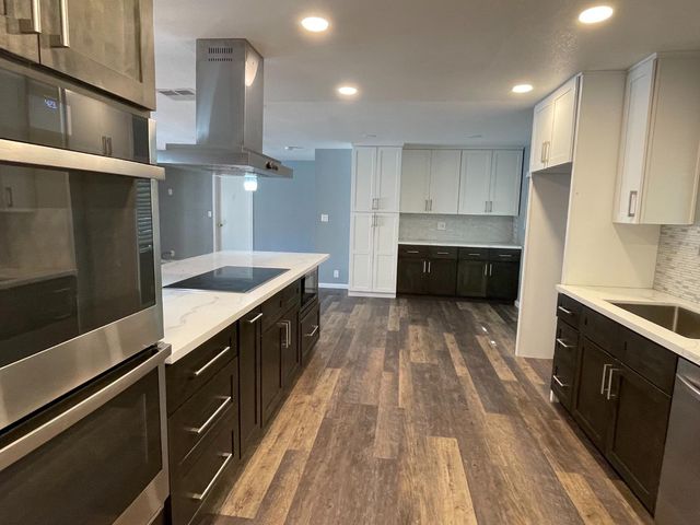 6181 S Land Park Dr, Sacramento, CA 95831