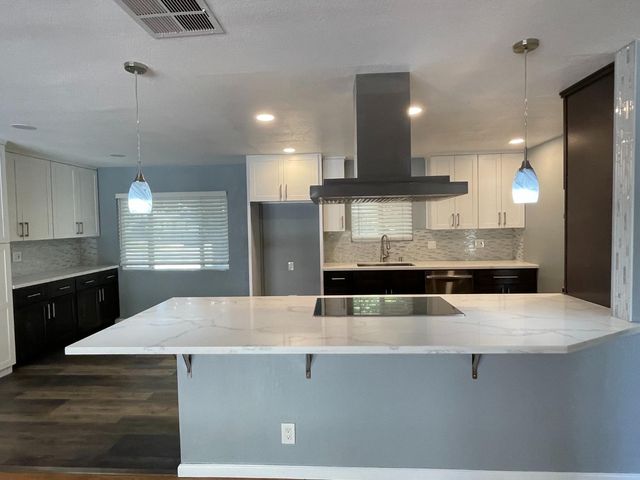 6181 S Land Park Dr, Sacramento, CA 95831