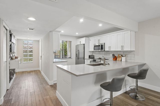 327 LAKEVIEW Drive 203, Weston, FL 33326