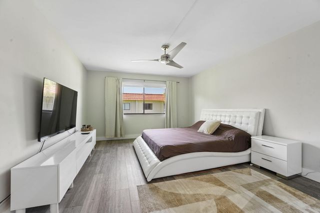 327 LAKEVIEW Drive 203, Weston, FL 33326