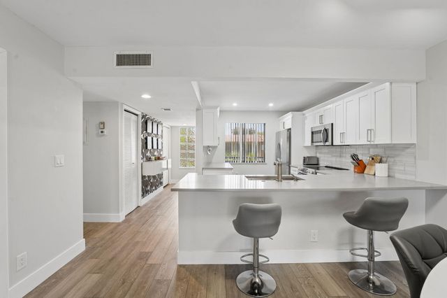 327 LAKEVIEW Drive 203, Weston, FL 33326