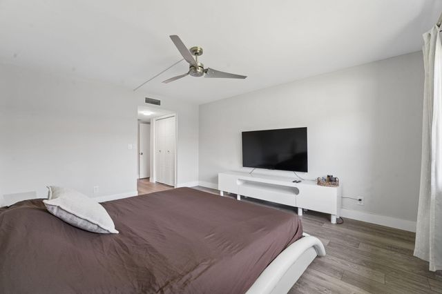 327 LAKEVIEW Drive 203, Weston, FL 33326