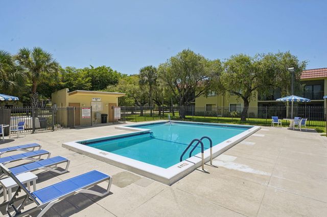 327 LAKEVIEW Drive 203, Weston, FL 33326