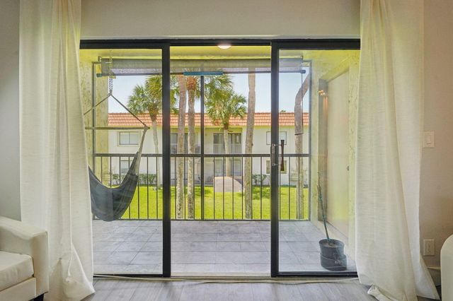 327 LAKEVIEW Drive 203, Weston, FL 33326