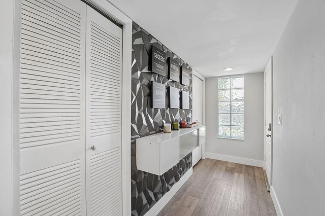 327 LAKEVIEW Drive 203, Weston, FL 33326
