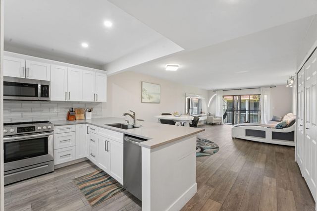 327 LAKEVIEW Drive 203, Weston, FL 33326