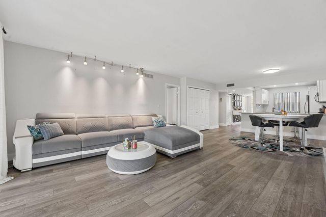 327 LAKEVIEW Drive 203, Weston, FL 33326