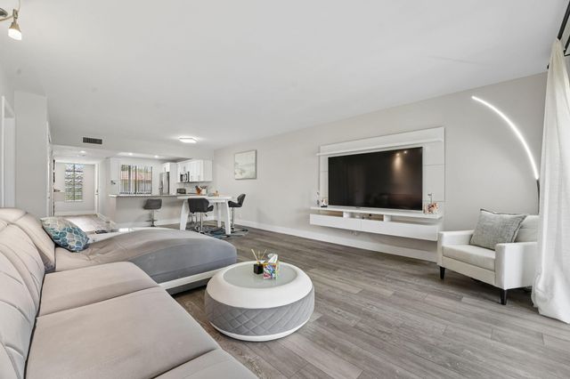 327 LAKEVIEW Drive 203, Weston, FL 33326