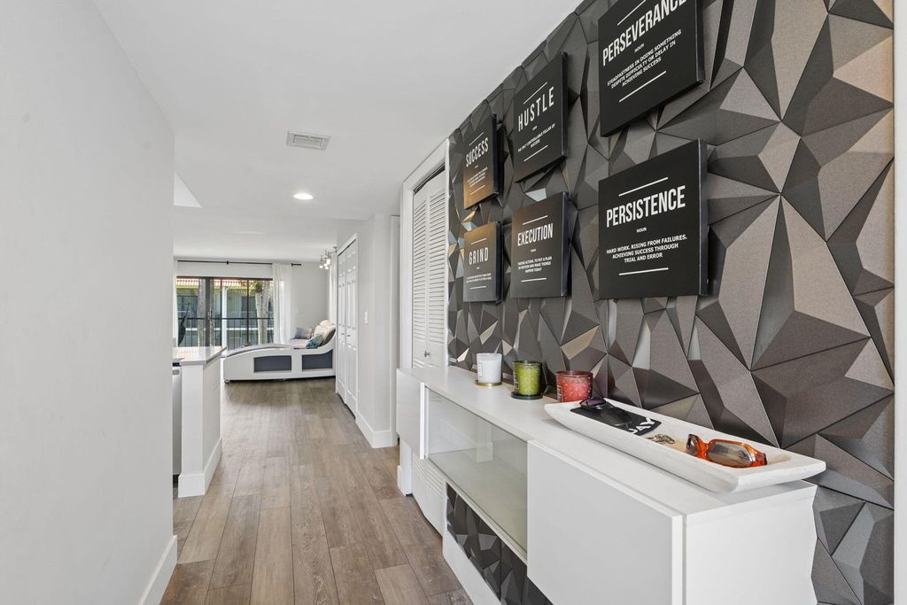 327 LAKEVIEW Drive 203, Weston, FL 33326
