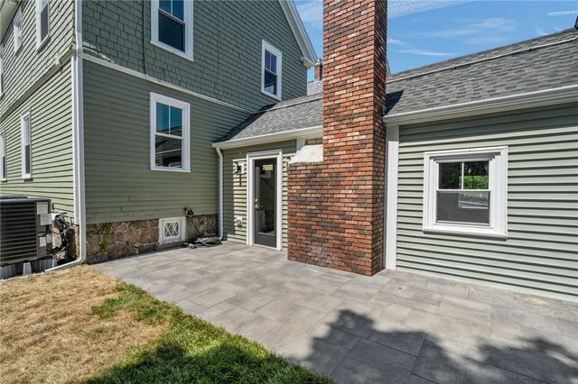 21 Russell Avenue, Newport, RI 02840
