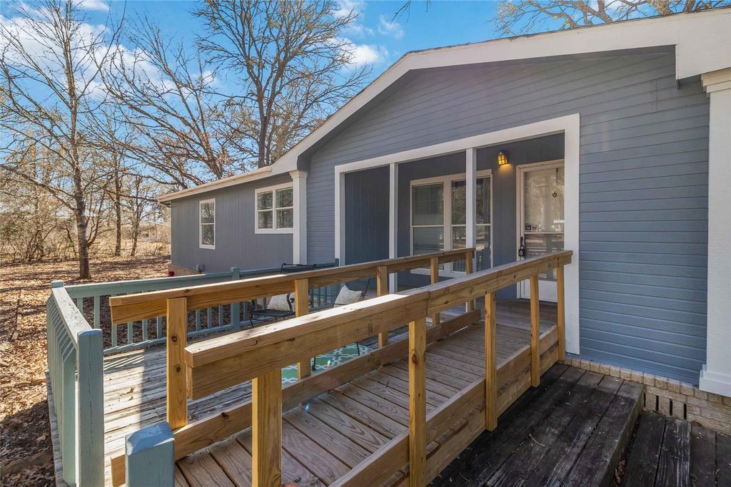 124 Suzanne DR, Bastrop, TX 78602