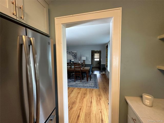 33 Hollins Lane, East Islip, NY 11730