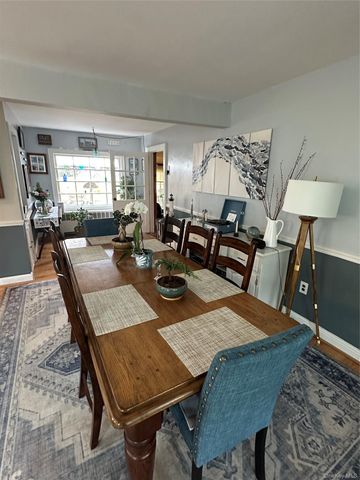 33 Hollins Lane, East Islip, NY 11730