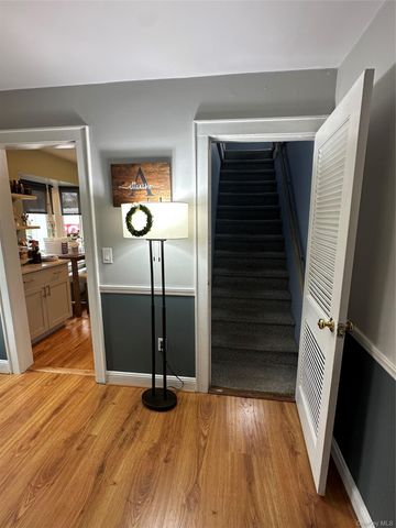 33 Hollins Lane, East Islip, NY 11730