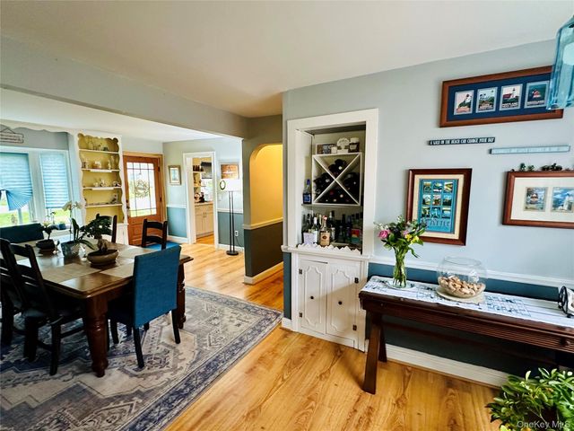 33 Hollins Lane, East Islip, NY 11730
