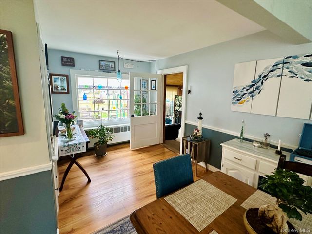 33 Hollins Lane, East Islip, NY 11730