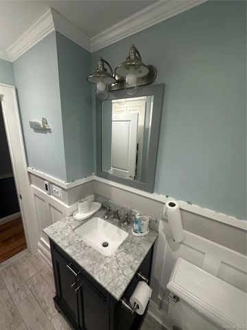 33 Hollins Lane, East Islip, NY 11730