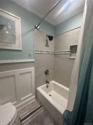 33 Hollins Lane, East Islip, NY 11730