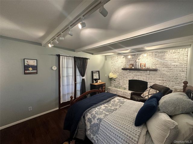 33 Hollins Lane, East Islip, NY 11730