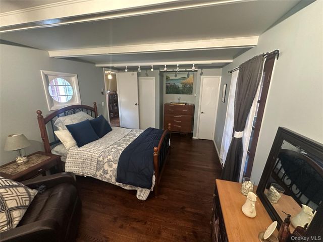 33 Hollins Lane, East Islip, NY 11730