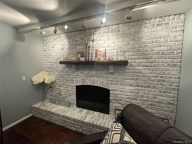 33 Hollins Lane, East Islip, NY 11730