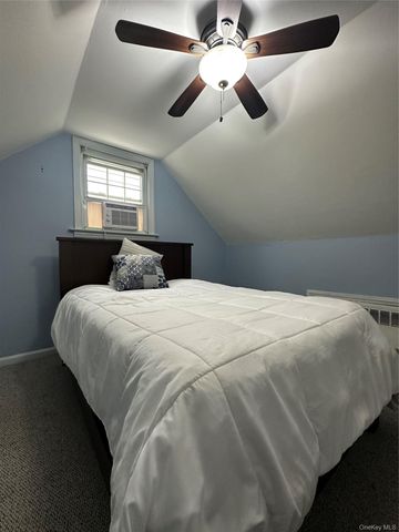 33 Hollins Lane, East Islip, NY 11730