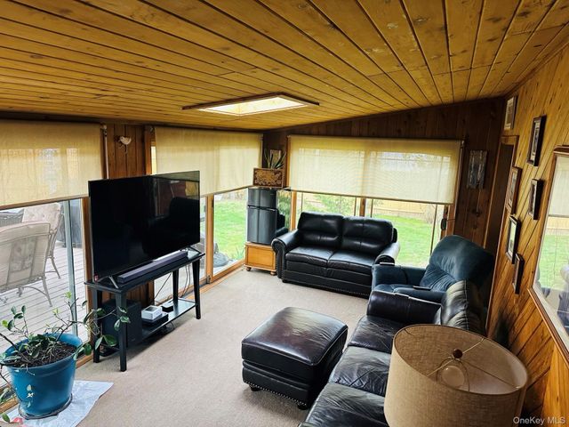 33 Hollins Lane, East Islip, NY 11730