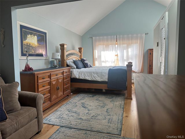 33 Hollins Lane, East Islip, NY 11730