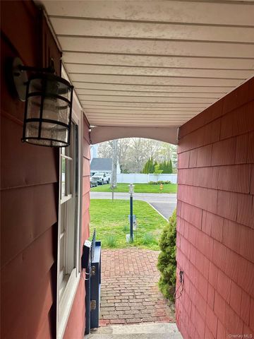 33 Hollins Lane, East Islip, NY 11730