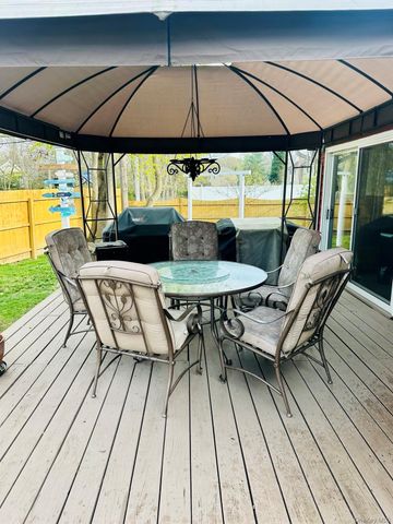 33 Hollins Lane, East Islip, NY 11730