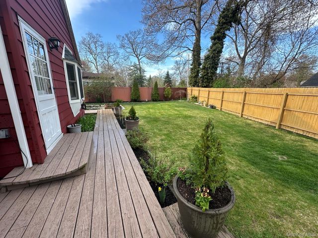 33 Hollins Lane, East Islip, NY 11730