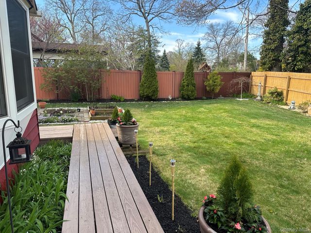 33 Hollins Lane, East Islip, NY 11730
