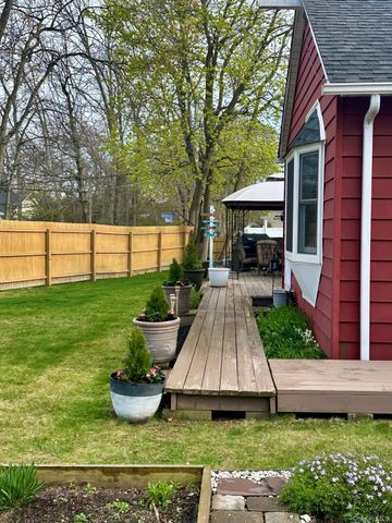33 Hollins Lane, East Islip, NY 11730