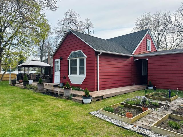 33 Hollins Lane, East Islip, NY 11730