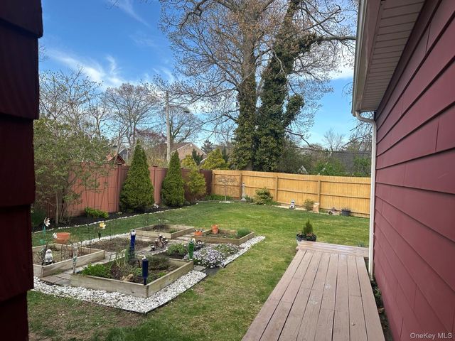 33 Hollins Lane, East Islip, NY 11730